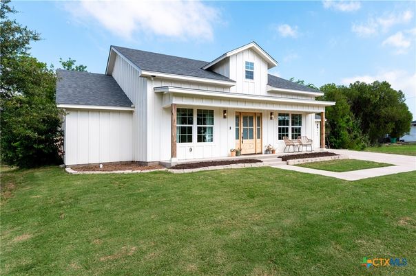 Exterior, Facade, Farmhouse