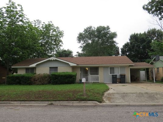 Backyard, Exterior, Facade, Brick Facade, Ranch