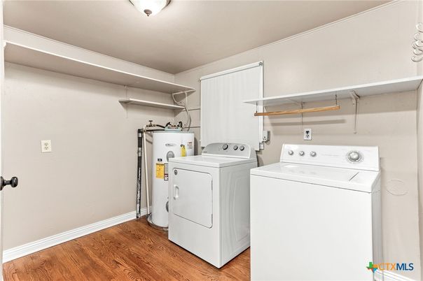 Interior, Utility Closets, Washer, Wood Texture Flooring