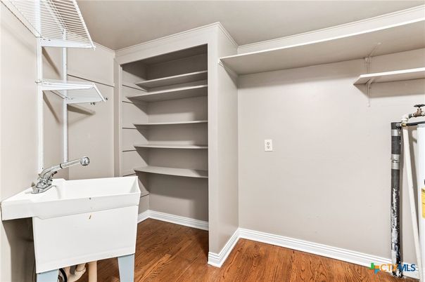 Interior, Walk-in Closets, Wood Texture Flooring