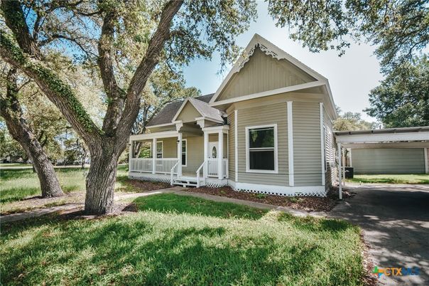 Attached, Backyard, Exterior, Facade, Queen Anne Victorian