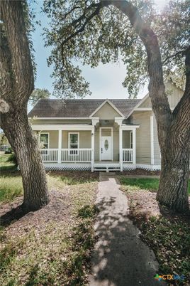 Backyard, Exterior, Facade, Ranch