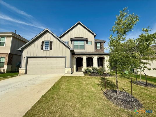 Attached, Exterior, Facade, Farmhouse