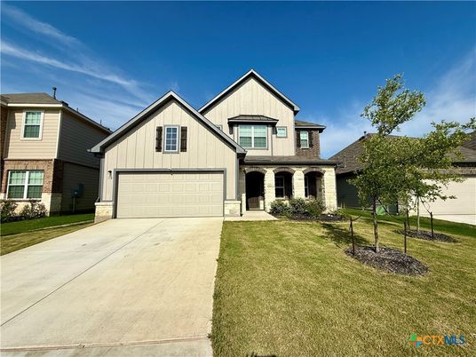 Attached, Exterior, Facade, Farmhouse