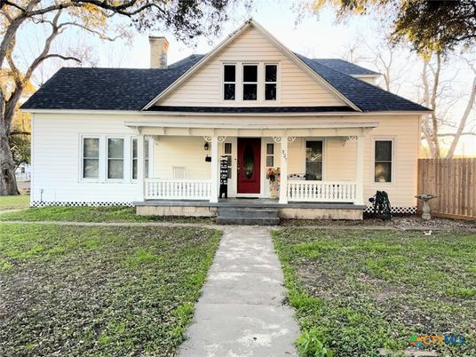 Exterior, Facade, Farmhouse
