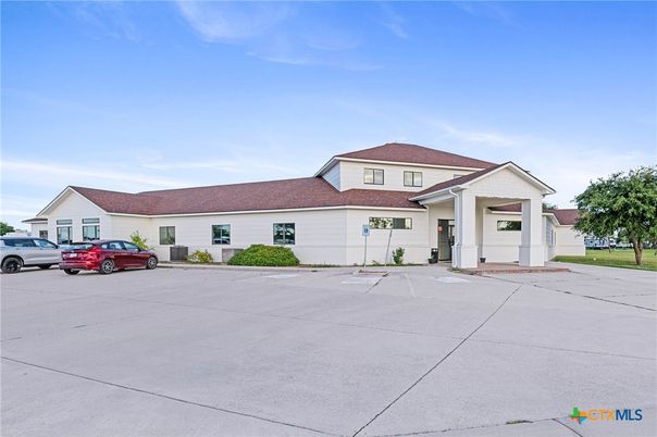 Exterior, Facade, Ranch