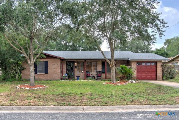 Attached, Exterior, Facade, Brick Facade, Ranch