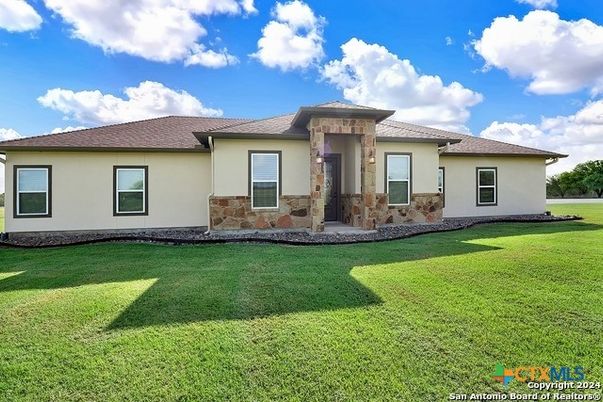Backyard, Exterior, Facade, Ranch