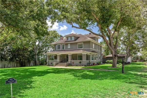 Backyard, Exterior, Facade, American Foursquare