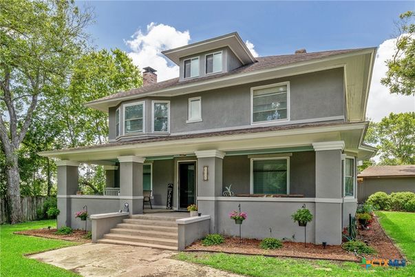 Exterior, Facade, American Foursquare