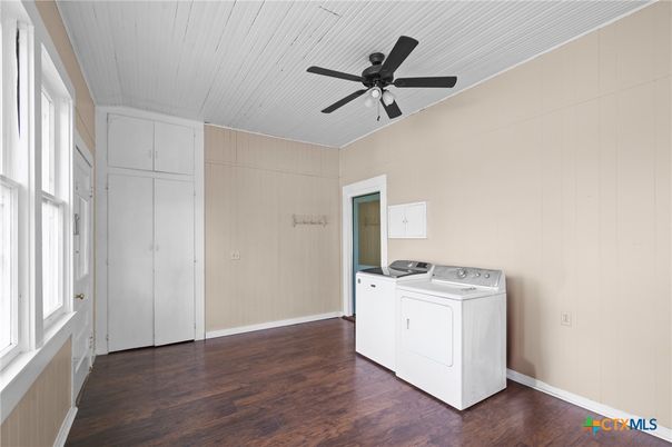 Interior, Washer, Wood Texture Flooring
