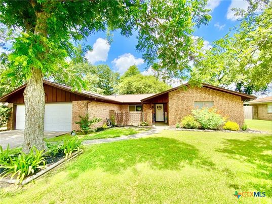 Attached, Backyard, Exterior, Facade, Brick Facade, Ranch