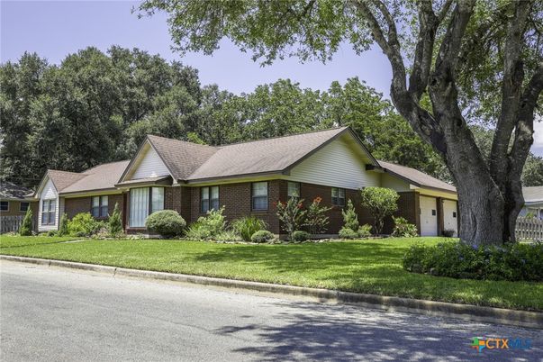 Exterior, Facade, Brick Facade, Ranch