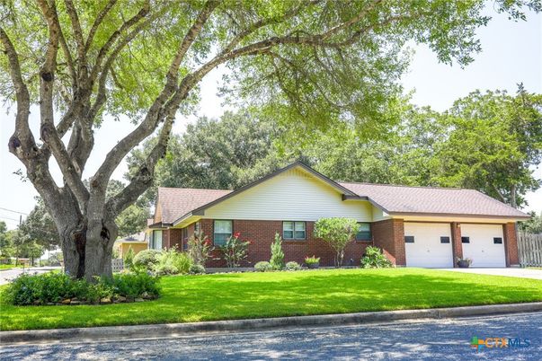 Attached, Exterior, Facade, Brick Facade, Ranch