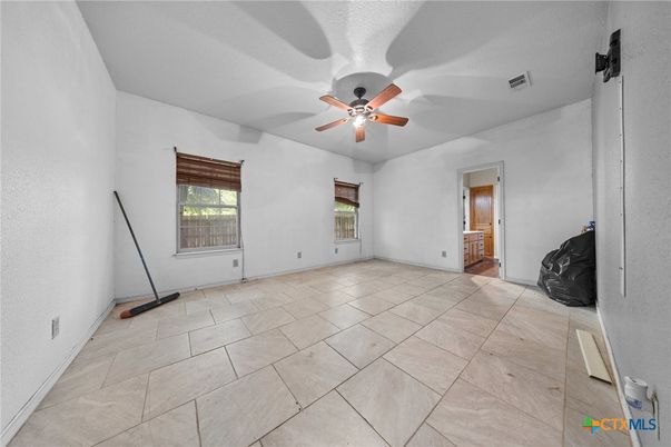 Empty room, Interior