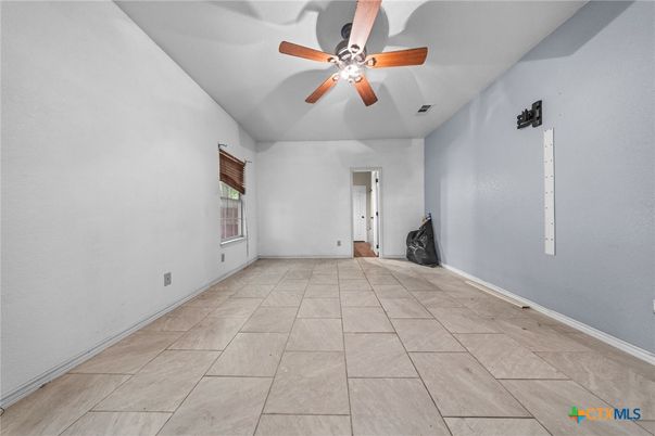 Empty room, Interior