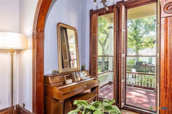 Interior, Piano