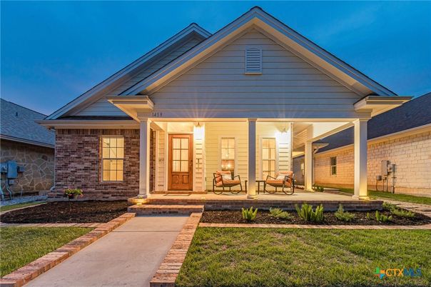 Exterior, Facade, Brick Facade, American Craftsman