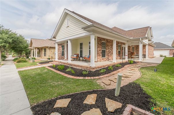 Exterior, Facade, Brick Facade, Ranch