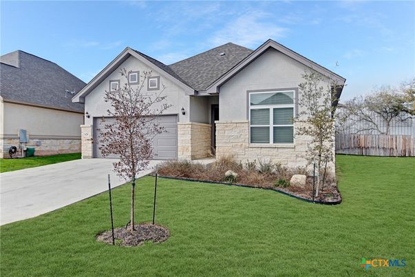 Attached, Exterior, Facade, Ranch