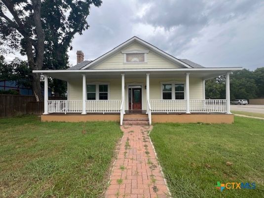 Backyard, Exterior, Facade, Ranch