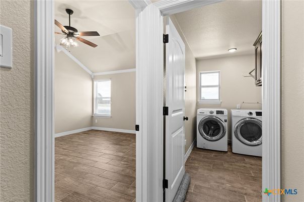 Interior, Washer, Wood Texture Flooring
