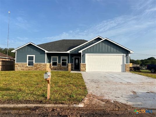 Attached, Exterior, Facade, Ranch