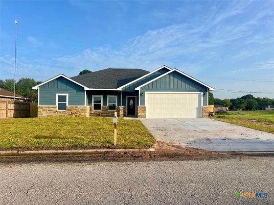 Attached, Exterior, Facade, Ranch