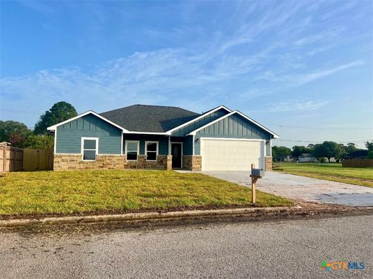 Attached, Exterior, Facade, Ranch