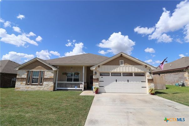 Attached, Exterior, Facade, Ranch