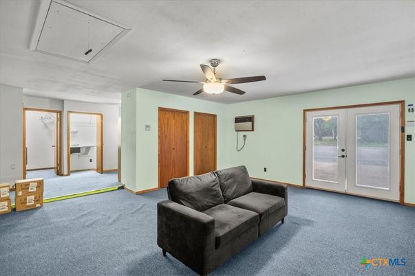 Empty room, Interior