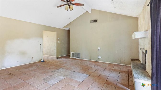 Empty room, Interior