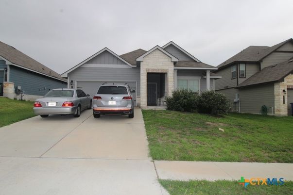 Attached, Exterior, Facade, American Craftsman