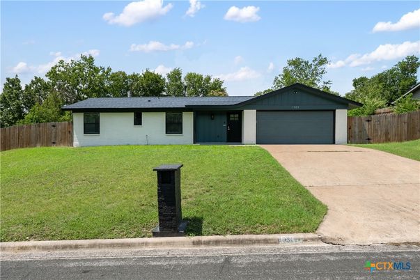 Attached, Exterior, Facade, Ranch