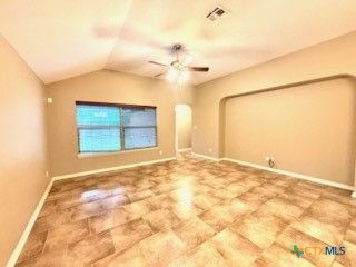 Empty room, Interior