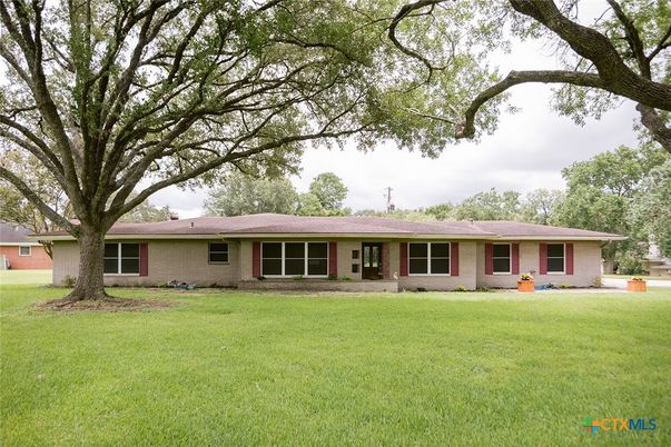Backyard, Exterior, Facade, Ranch
