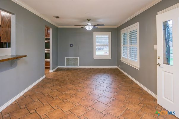 Empty room, Interior