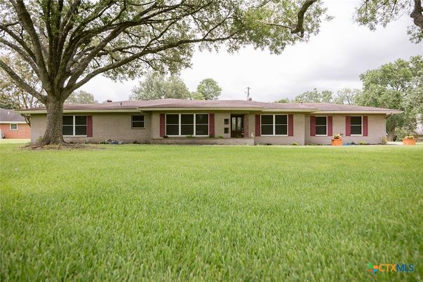 Backyard, Exterior, Facade, Brick Facade, Ranch