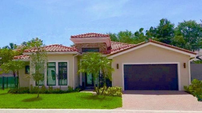 Attached, Exterior, Facade, Mediterranean