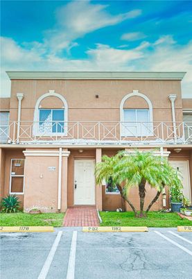 Exterior, Facade, Rowhouse