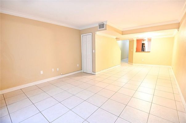 Empty room, Interior