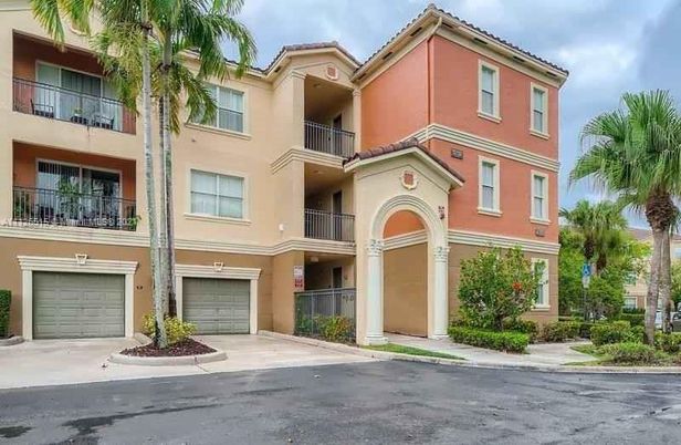 Attached, Exterior, Facade, Mediterranean