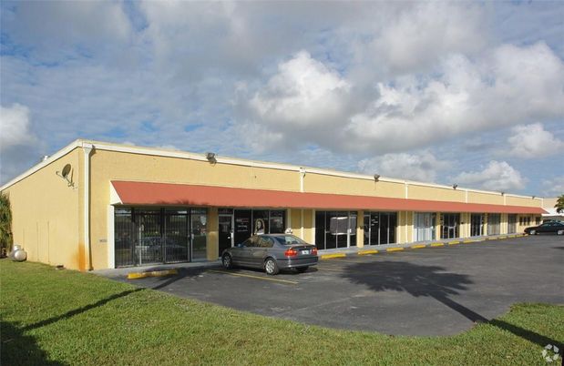 Exterior, Facade, Modern