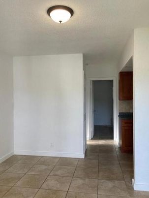 Empty room, Interior