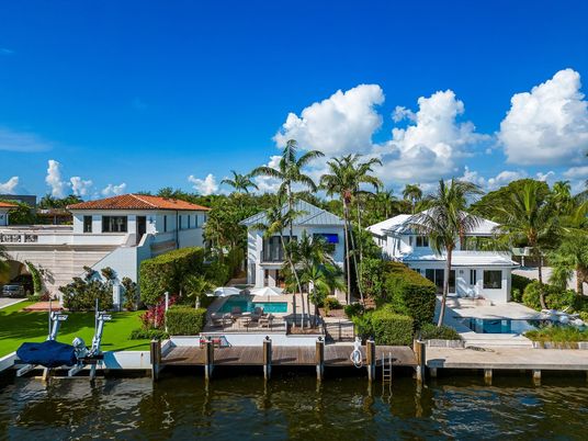 Exterior, Lake