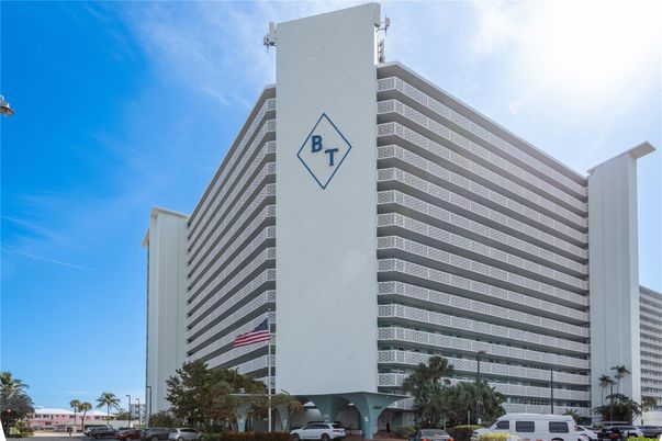 Exterior, Facade, Highrise