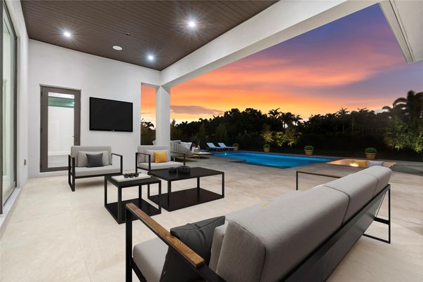 Exterior, Pool, Recessed Lighting