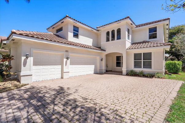 Attached, Exterior, Facade, Mediterranean