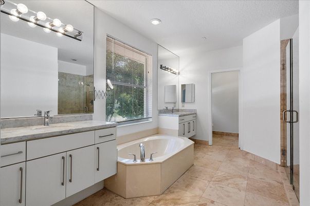 Bathroom, Dual Sink Vanities, Interior, Recessed Lighting