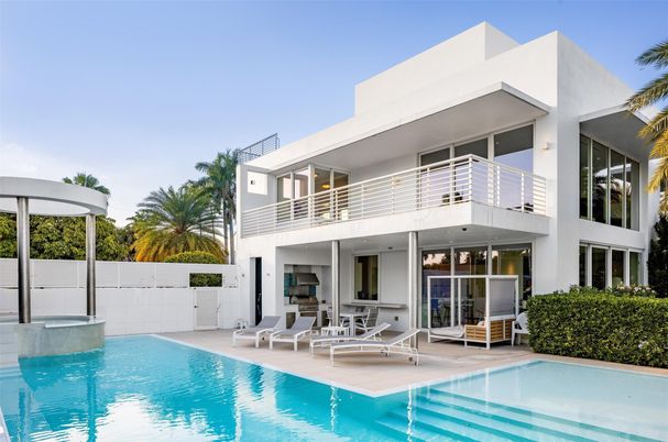 Exterior, Facade, Pool, Modern